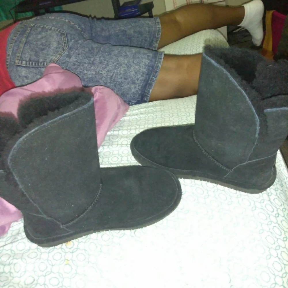 Im sellibg bearpaw boots